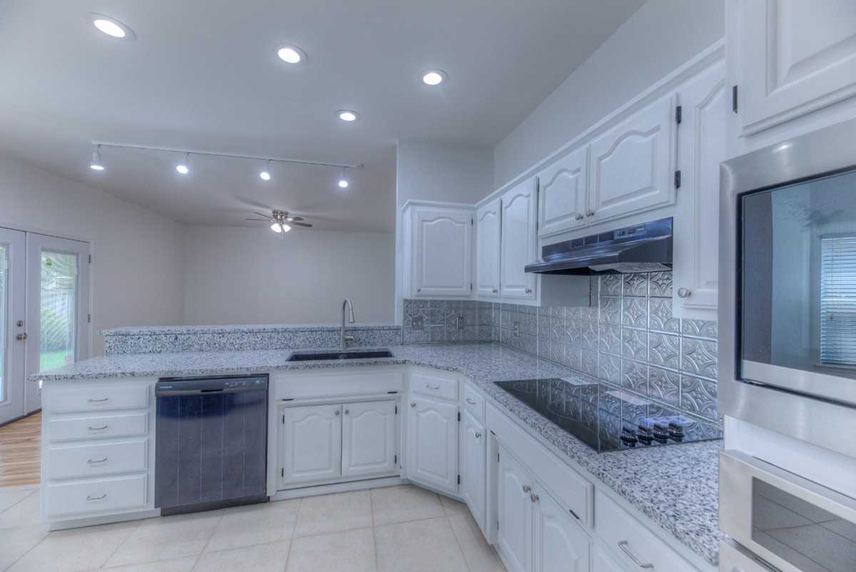 9215 S Erie Ave #1 - Photo 6 of 31