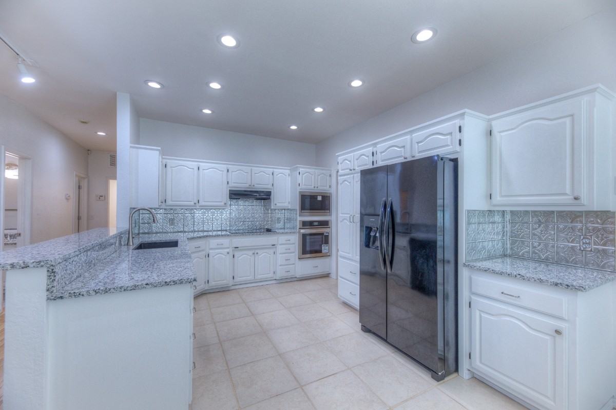 9215 S Erie Ave #1 - Photo 7 of 31