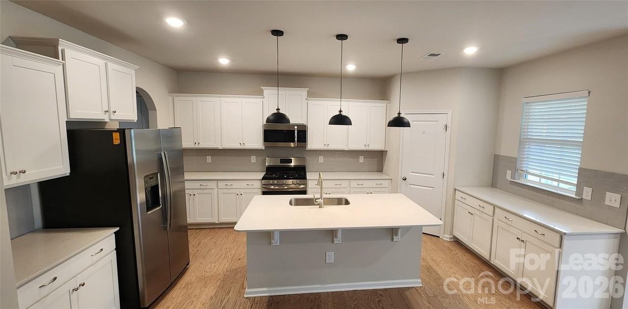 1009 Gabardine Ln - Photo 3 of 22