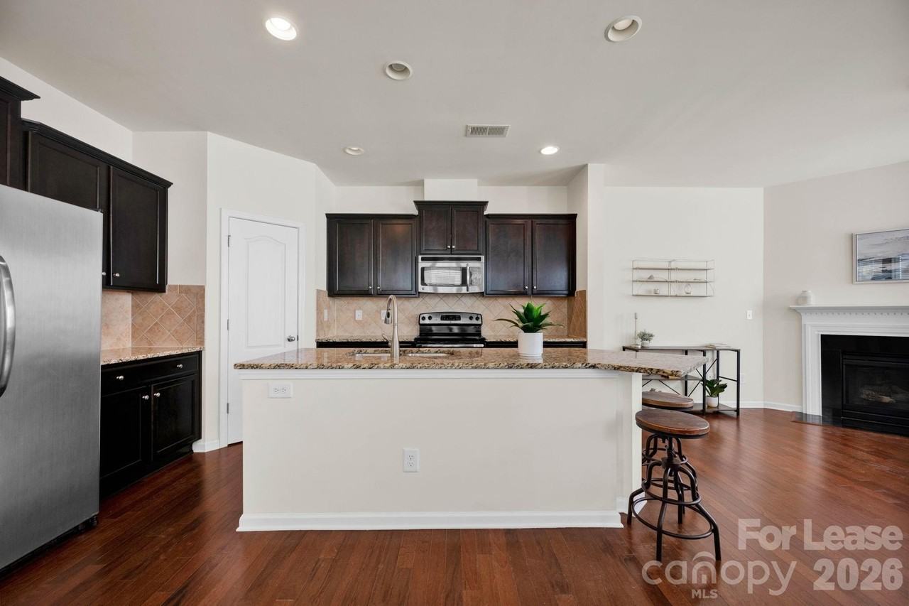 18448 W Catawba Ave - Photo 4 of 35