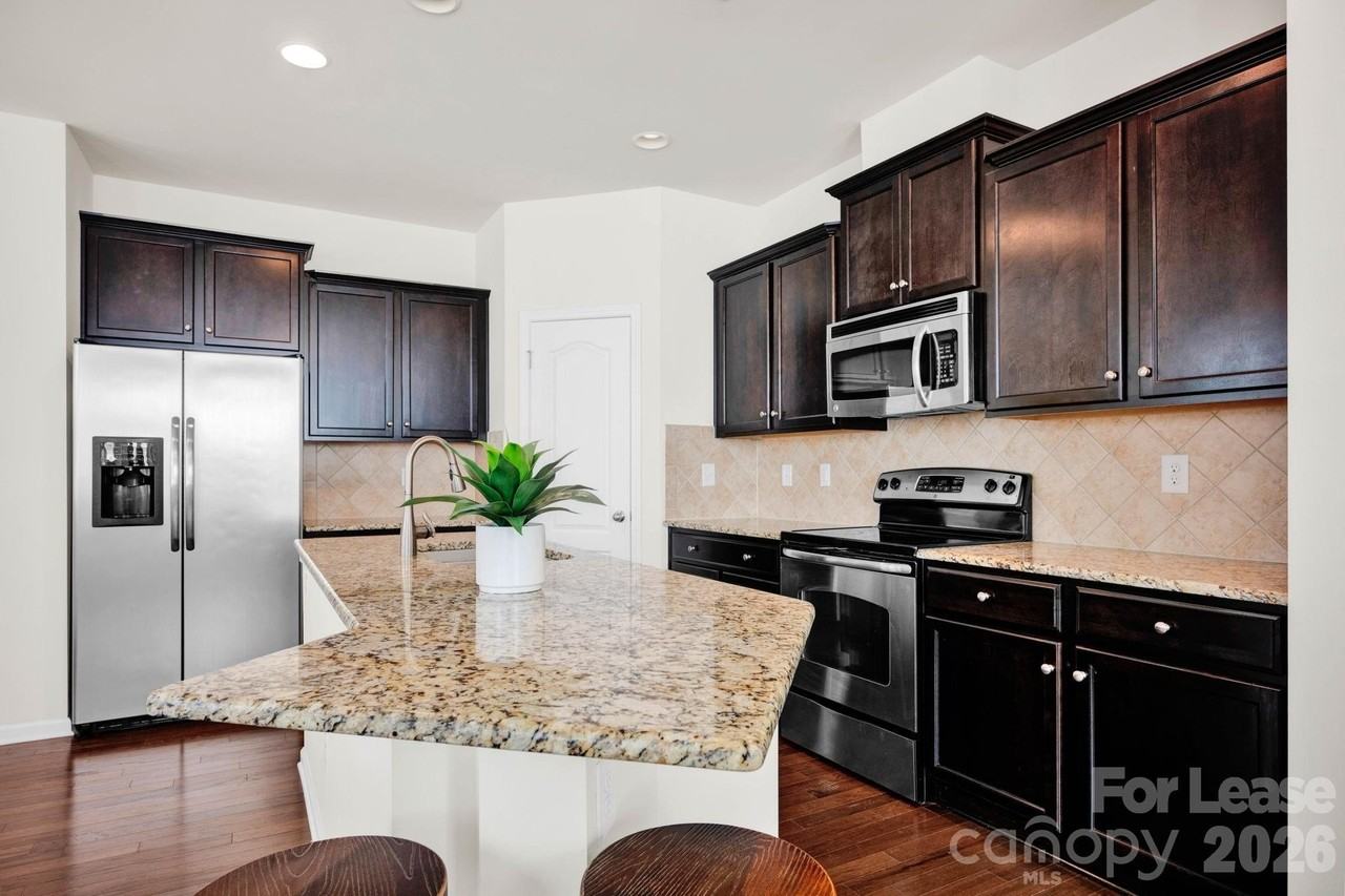 18448 W Catawba Ave - Photo 5 of 35
