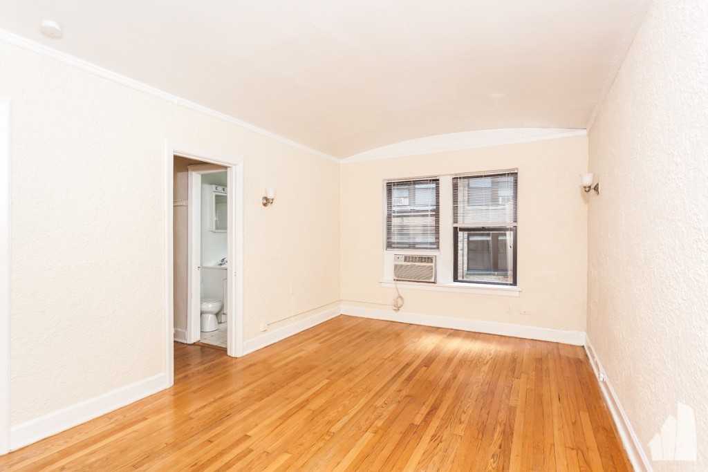 536 W Arlington Pl #114 - Photo 3 of 9