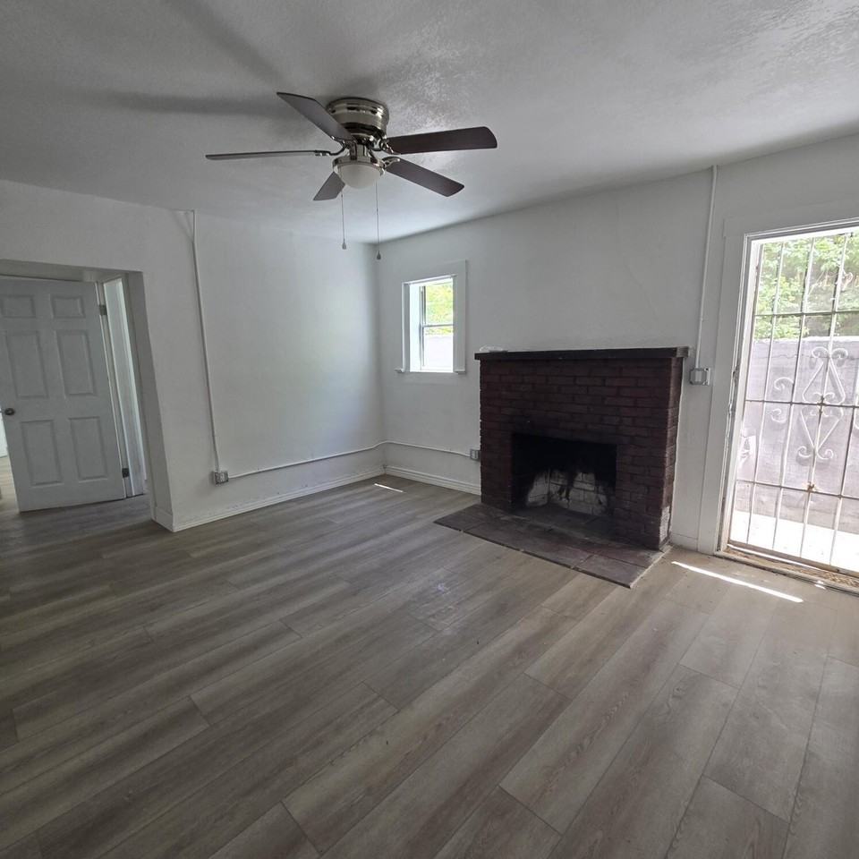 110 Mesa St Se - Photo 4 of 11
