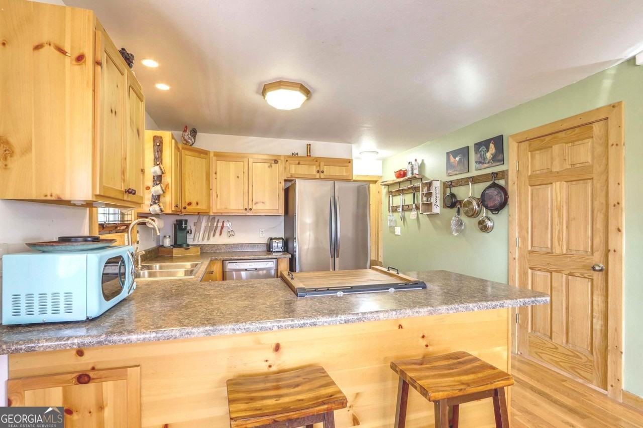 565 Ross Ridge Rd - Photo 4 of 33