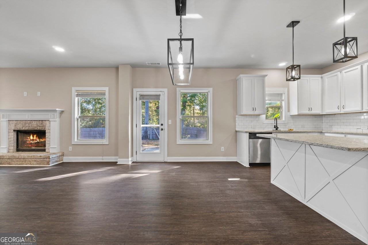 475 Louise Way - Photo 7 of 38