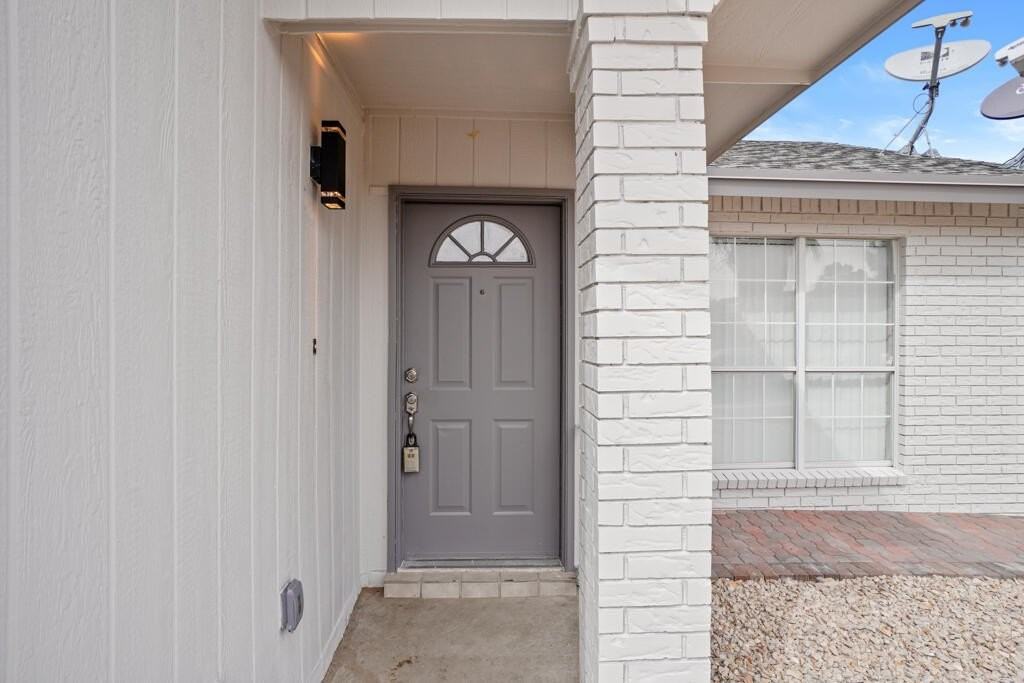 12115 Royal Woods Dr - Photo 2 of 35