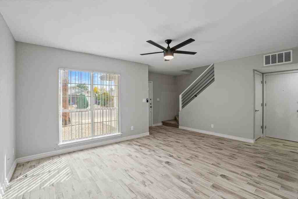 12115 Royal Woods Dr - Photo 5 of 35