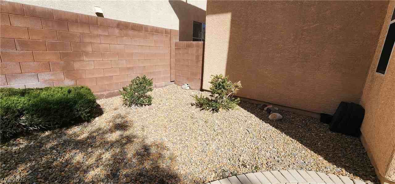 7227 Burnett Ave - Photo 3 of 26