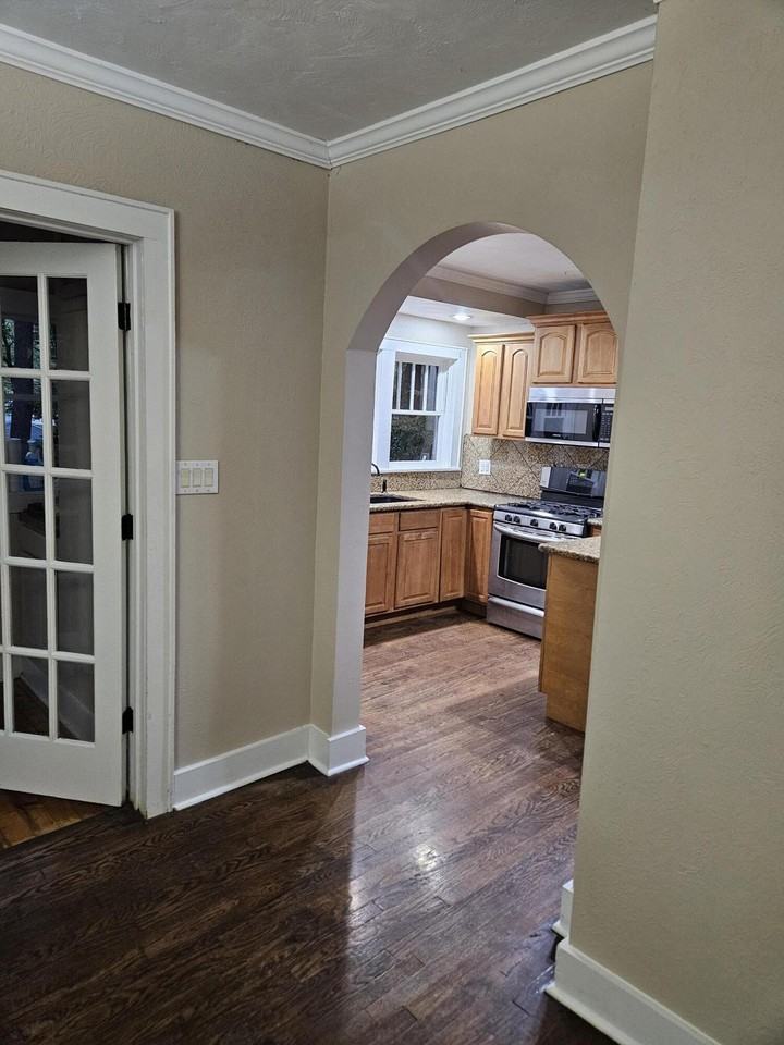 619 S Kentwood Ave - Photo 7 of 38