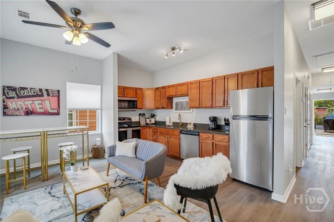 323 W 31st St #2 - Photo 6 of 28