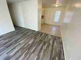 featured image of 513 E Queens St