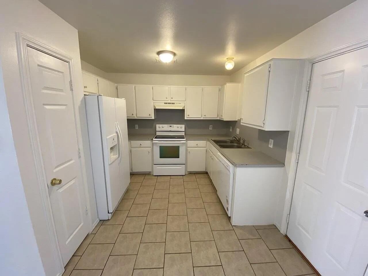 513 E Queens St - Photo 2 of 11