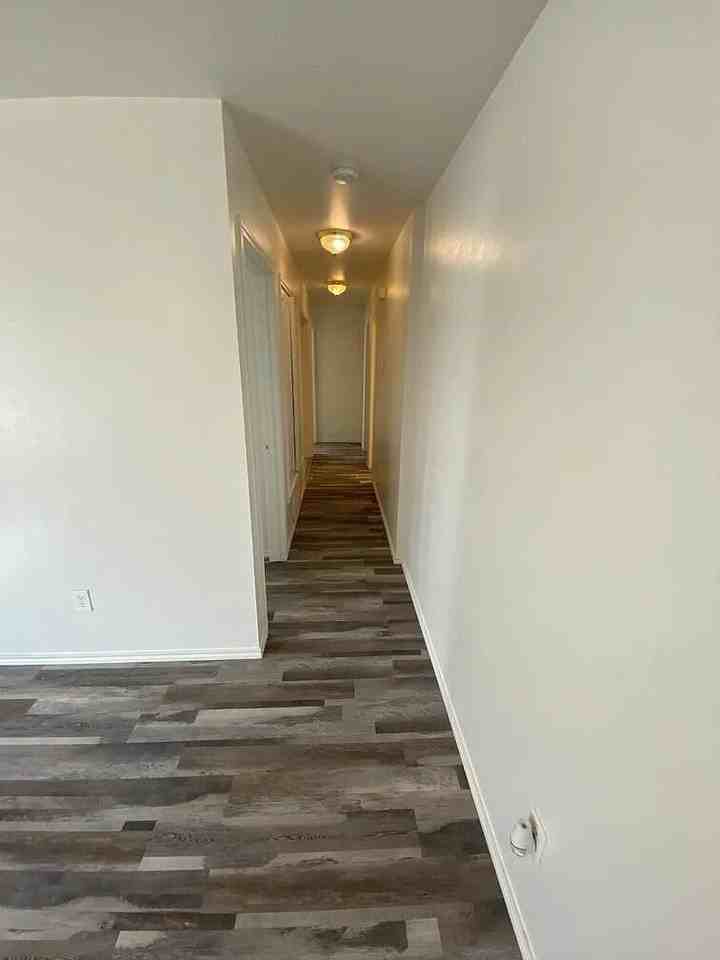 513 E Queens St - Photo 3 of 11