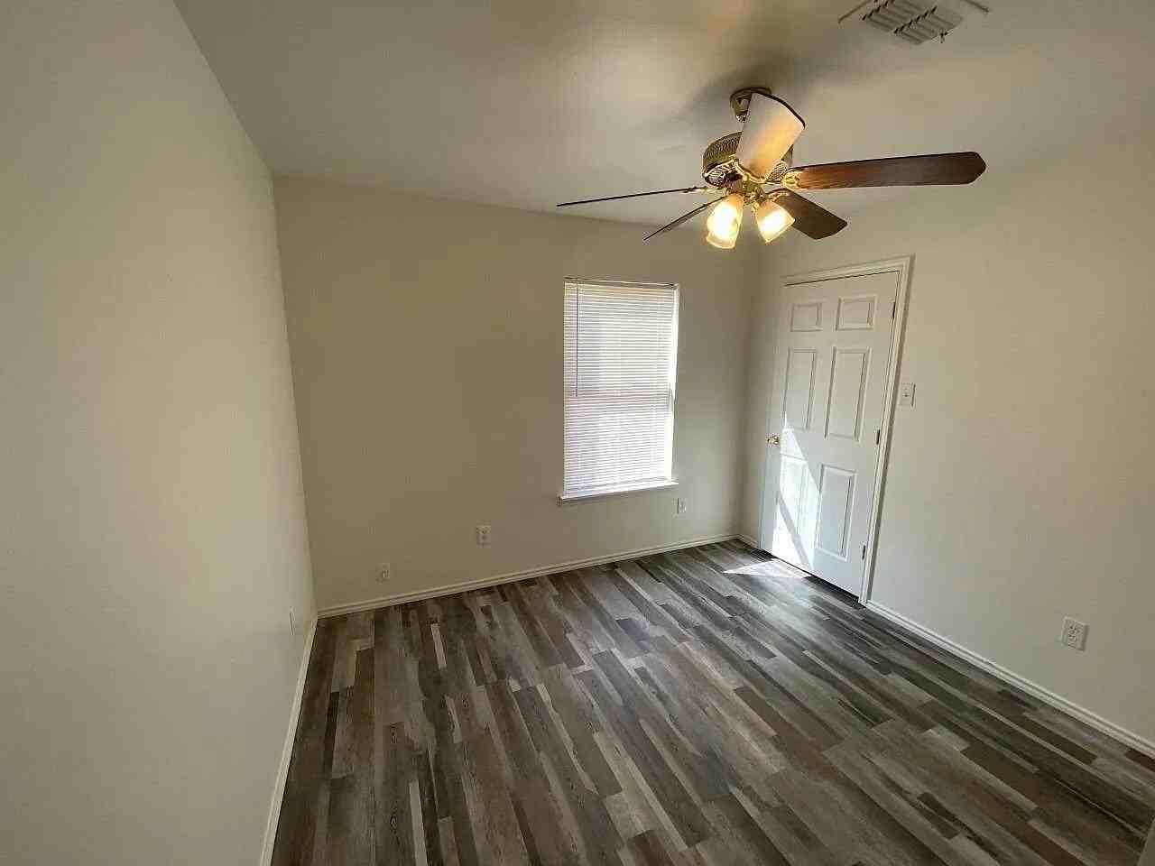 513 E Queens St - Photo 5 of 11