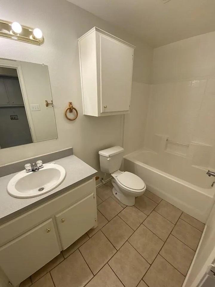 513 E Queens St - Photo 6 of 11