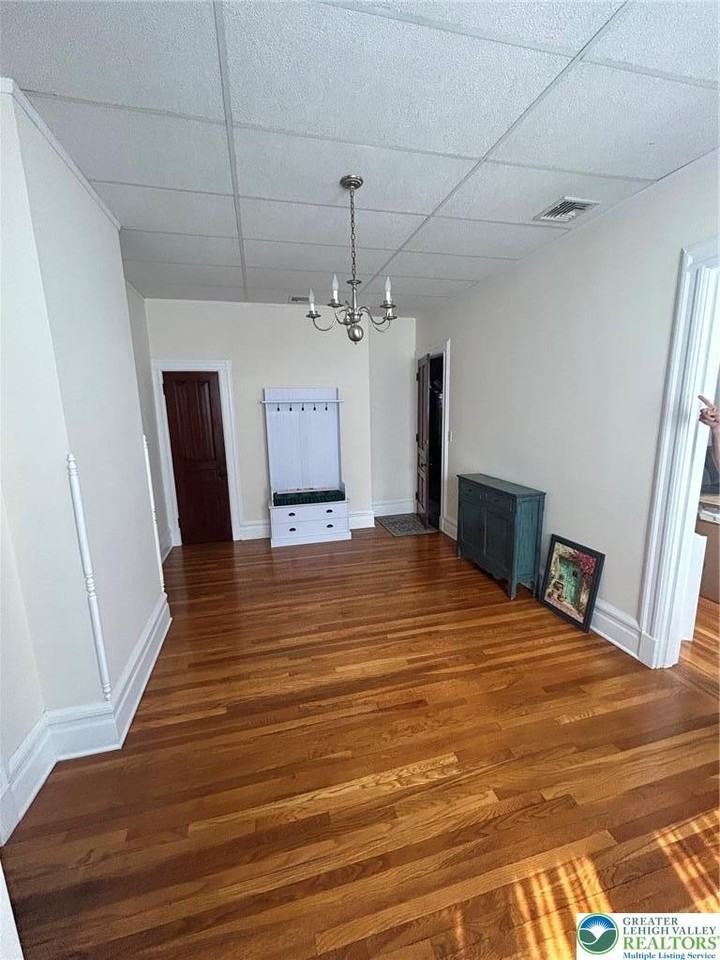 210 E Goepp St - Photo 2 of 15