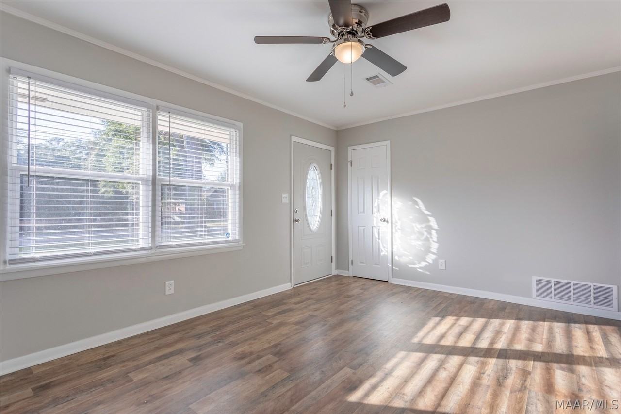 221 Moncrief St - Photo 4 of 22