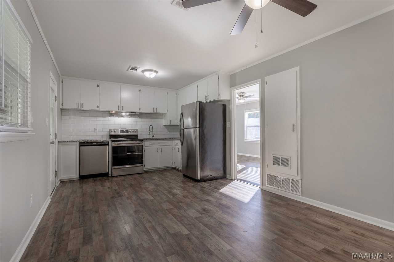 221 Moncrief St - Photo 6 of 22