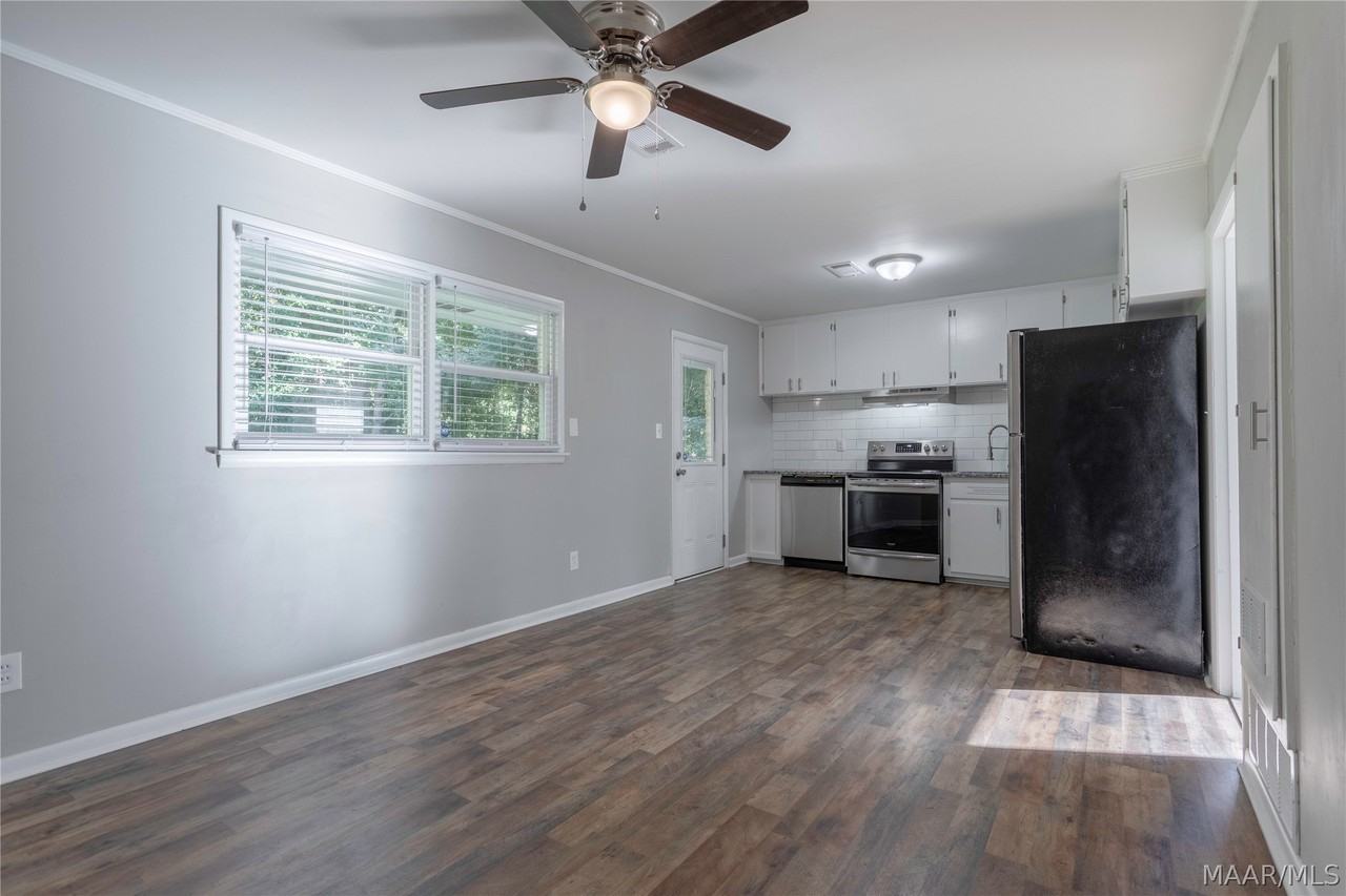 221 Moncrief St - Photo 7 of 22