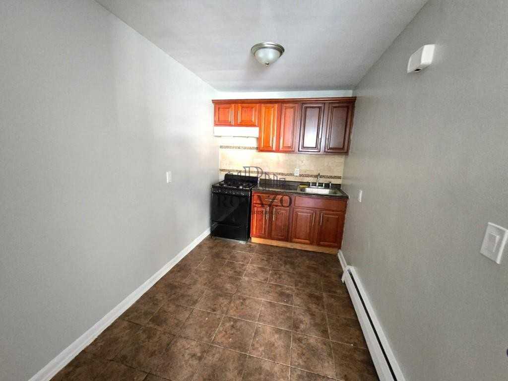 405 Stuyvesant Ave #4A - Photo 2 of 6