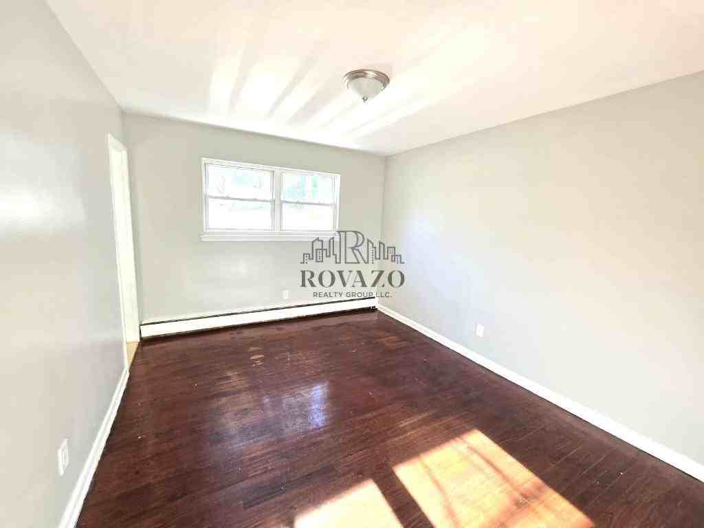405 Stuyvesant Ave #4A - Photo 4 of 6