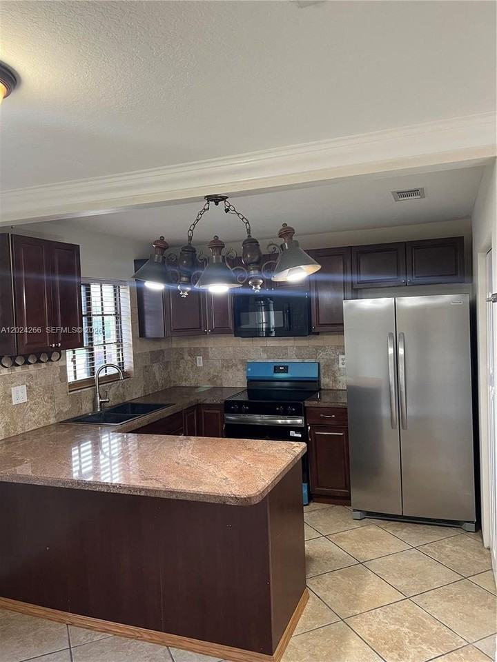 1126 Ne 209th Ter - Photo 2 of 35