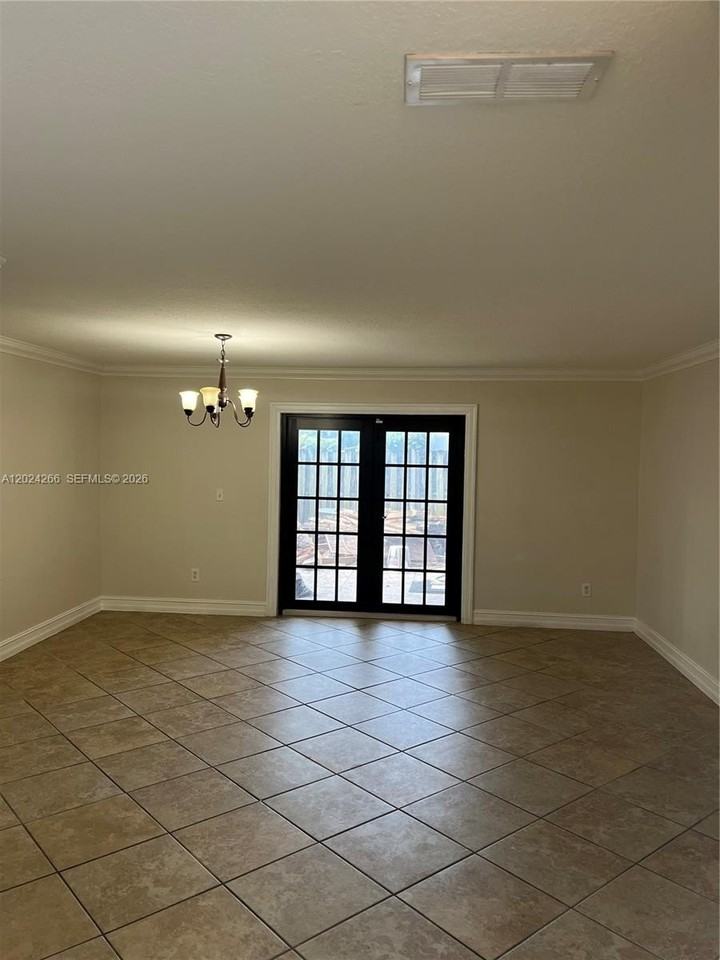 1126 Ne 209th Ter - Photo 6 of 35