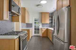 4126 S Bronson Ave - Photo 6 of 8