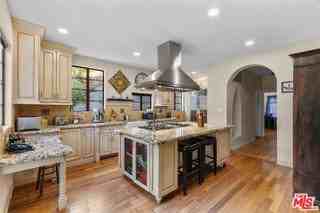 2856 Glendower Ave - Photo 4 of 8