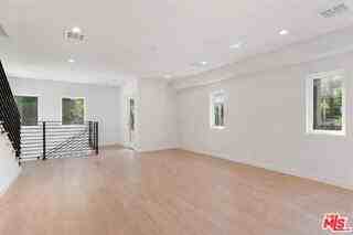 2120 N Beachwood Dr - Photo 7 of 8