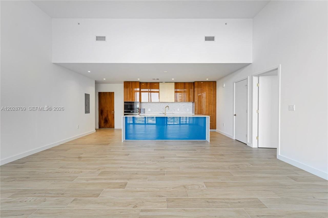 2678 Tigertail Ave #813 - Photo 5 of 36