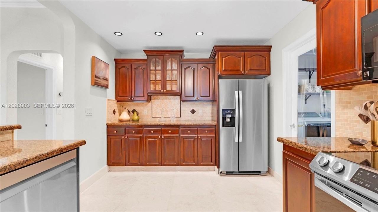 623 Ne 17th Way - Photo 3 of 23