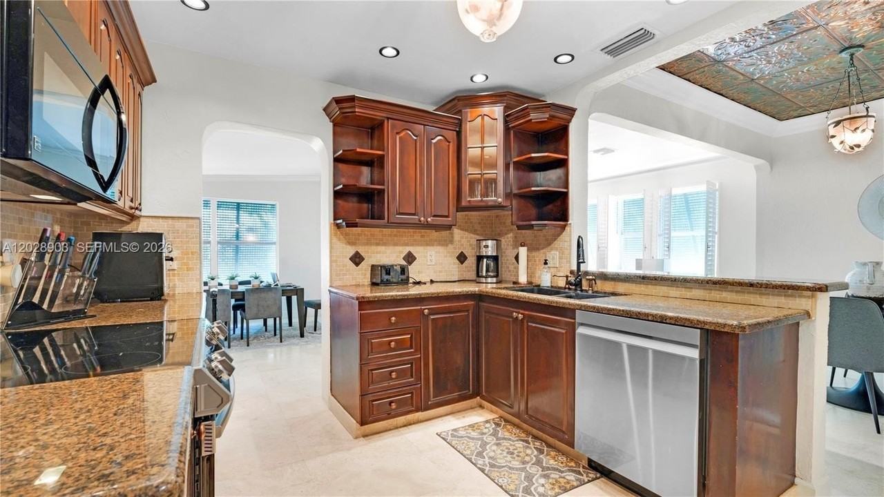 623 Ne 17th Way - Photo 4 of 23