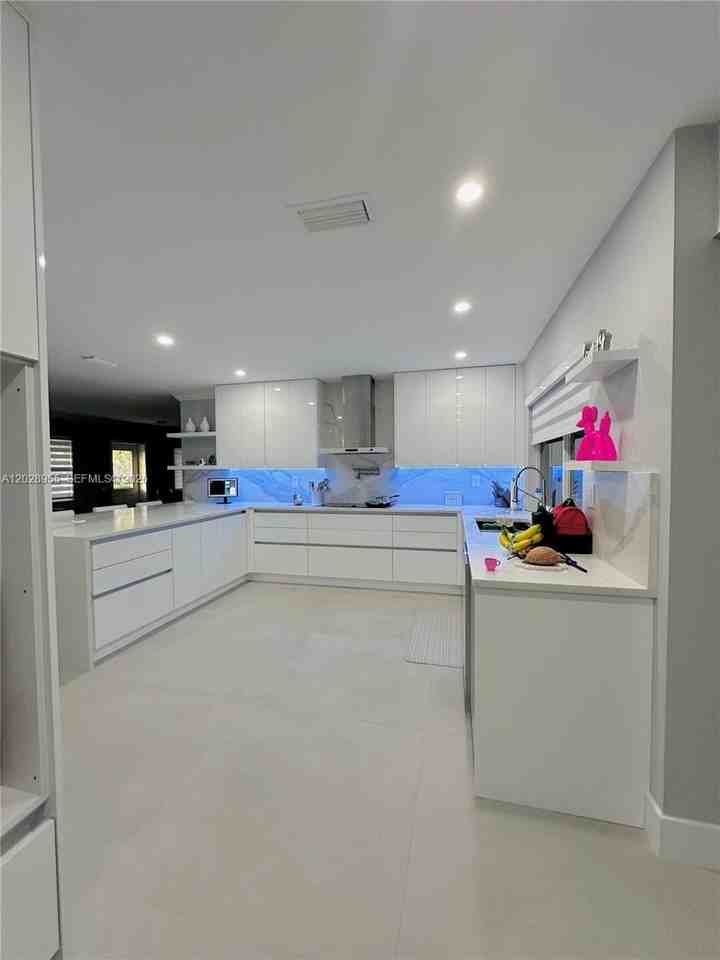 5680 Sw 7th St - Photo 5 of 20