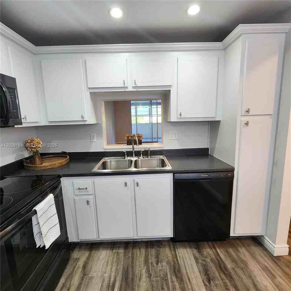 900 Ne 12th Ave #406 - Photo 2 of 31