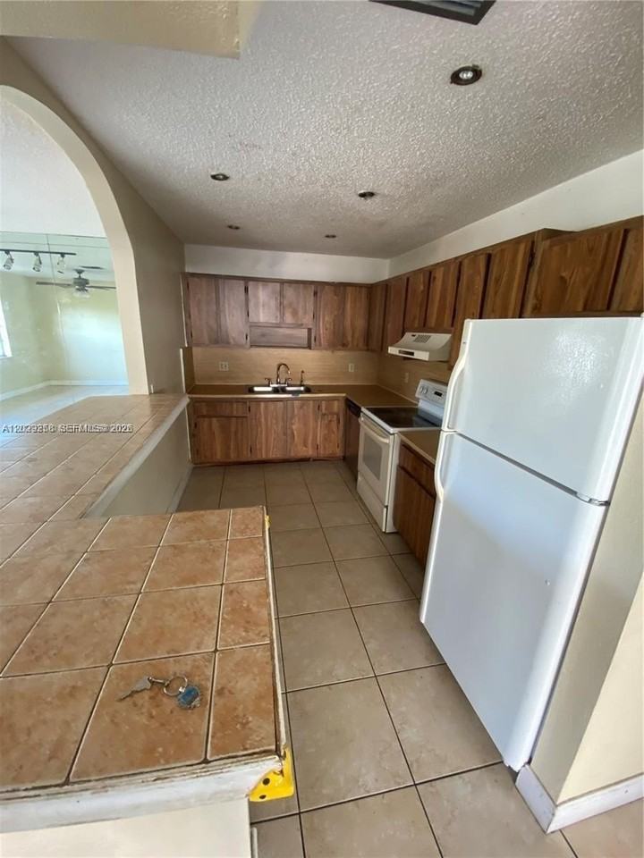 6162 Sw 5th St - Photo 2 of 5