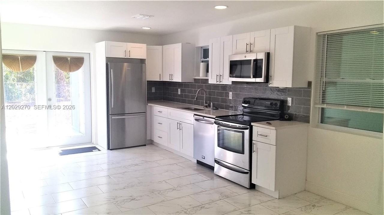 710 52nd St - Photo 5 of 31