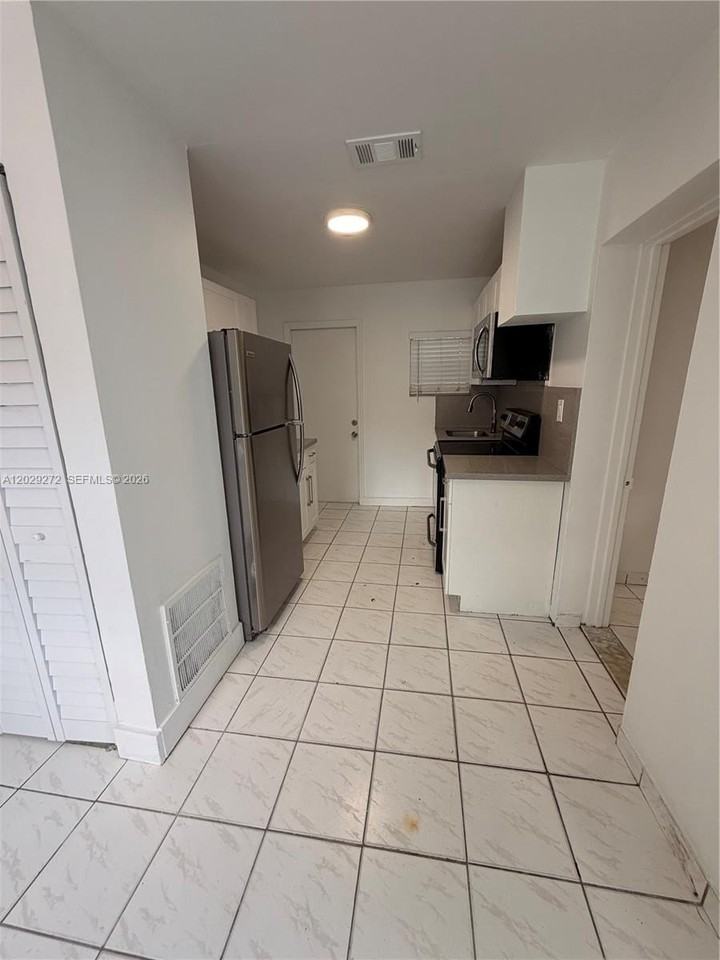 2420 Nw 31st St #3 - Photo 3 of 10