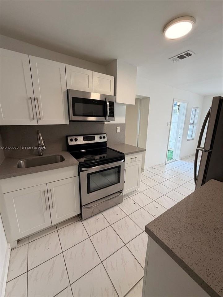 2420 Nw 31st St #3 - Photo 5 of 10