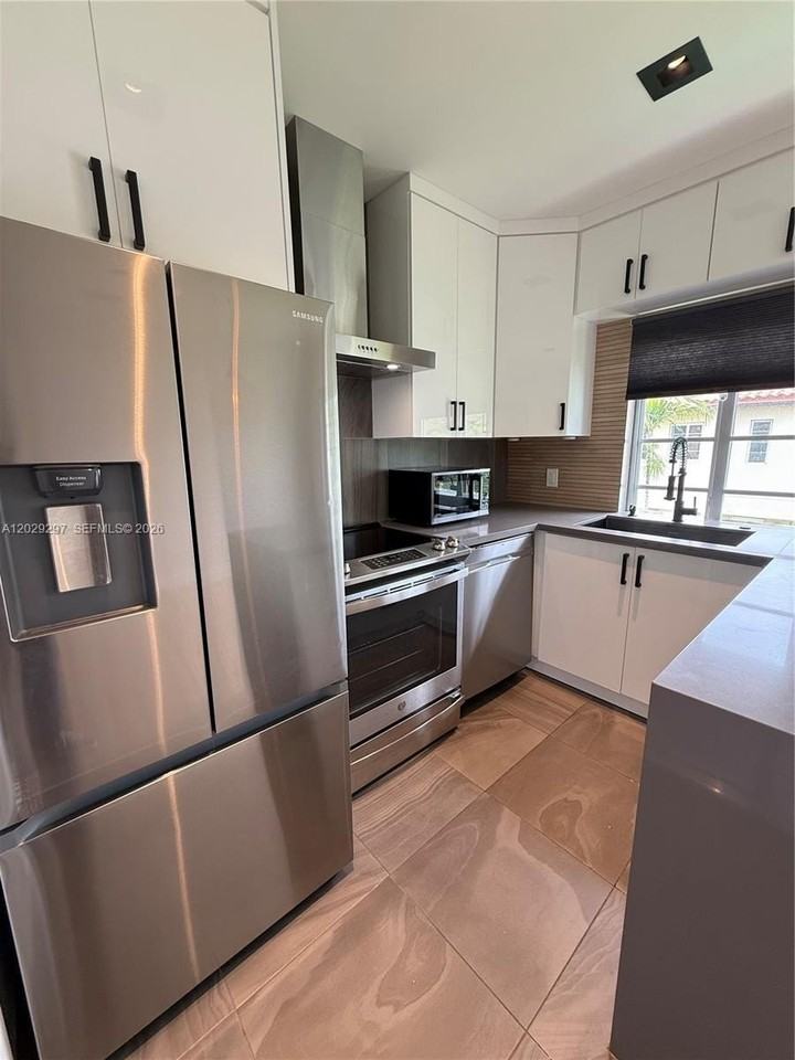 657 Ne 92nd St #4E - Photo 4 of 29