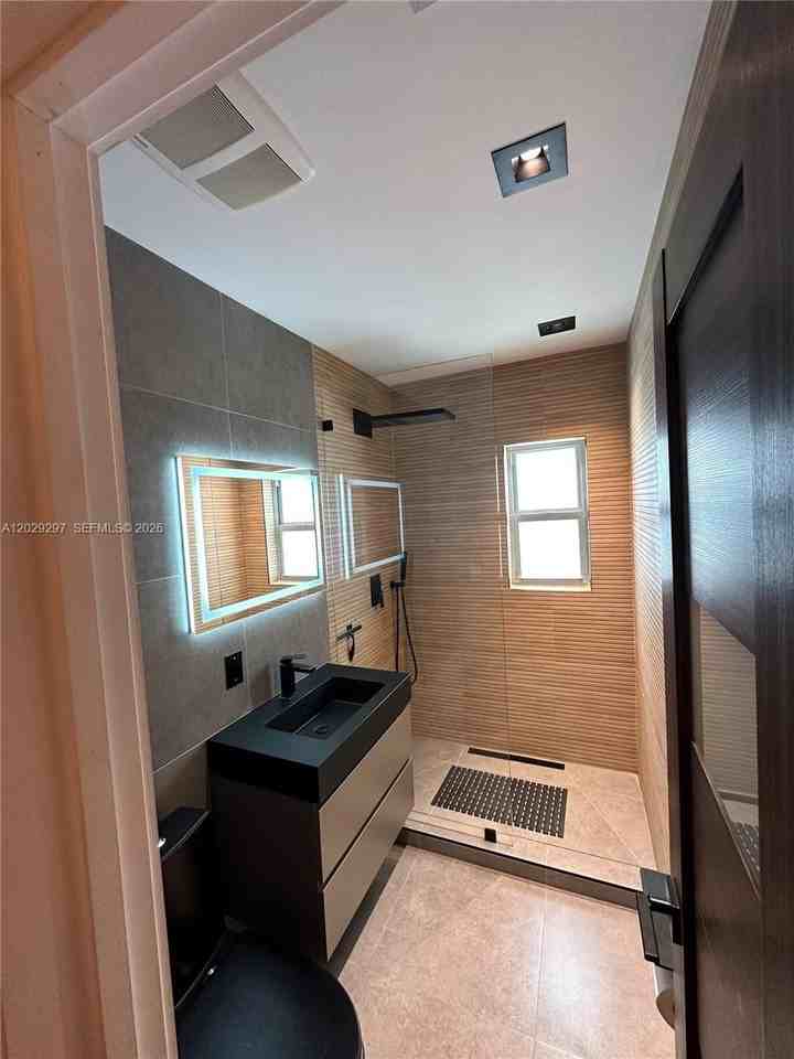 657 Ne 92nd St #4E - Photo 7 of 29