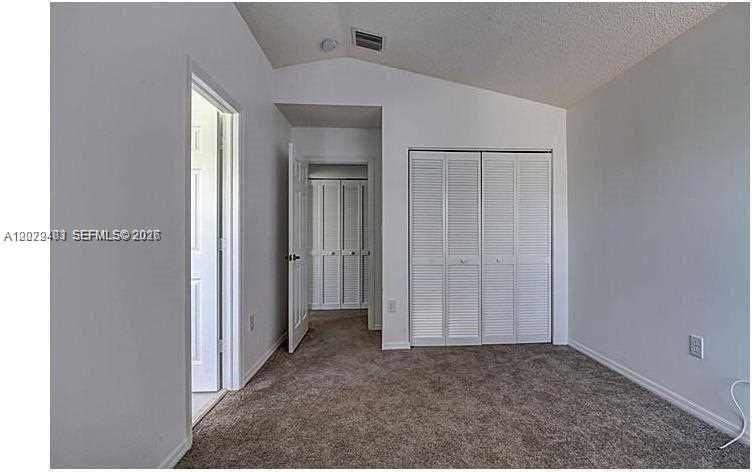 960 Corkwood St - Photo 4 of 15