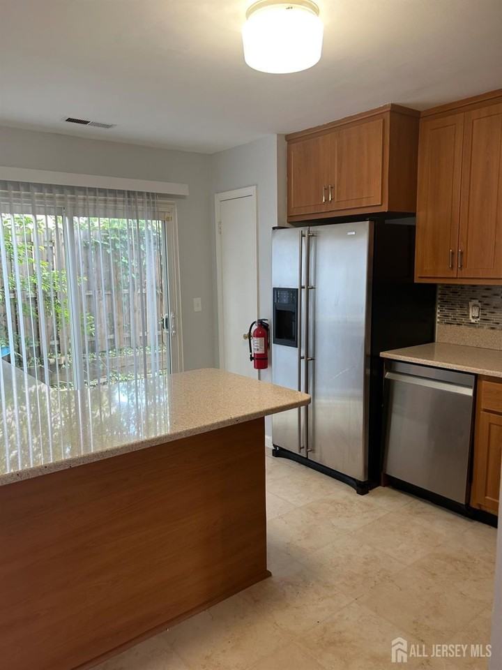 28 Renaissance Ln - Photo 3 of 12