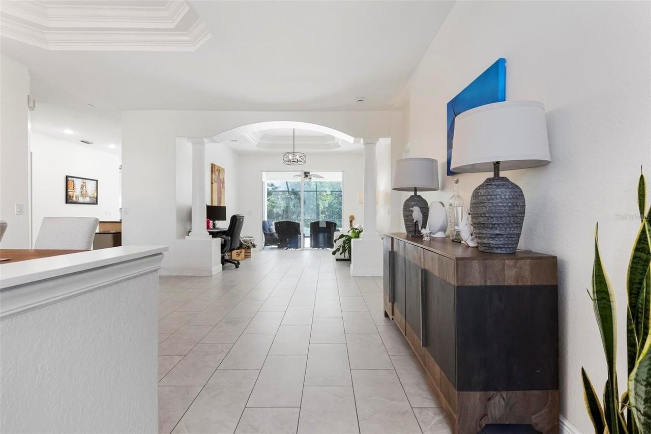 404 Golden Harbour Trl - Photo 3 of 47