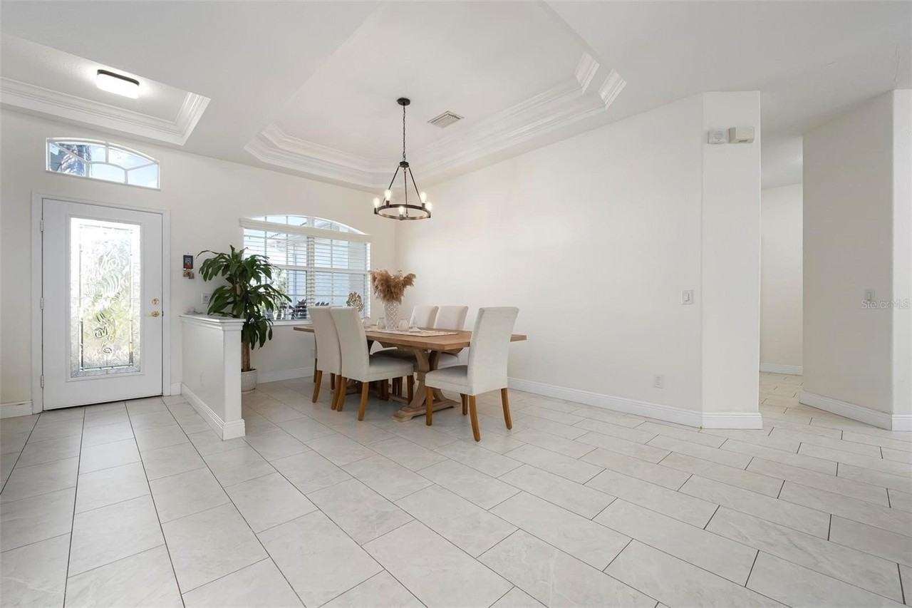 404 Golden Harbour Trl - Photo 4 of 47