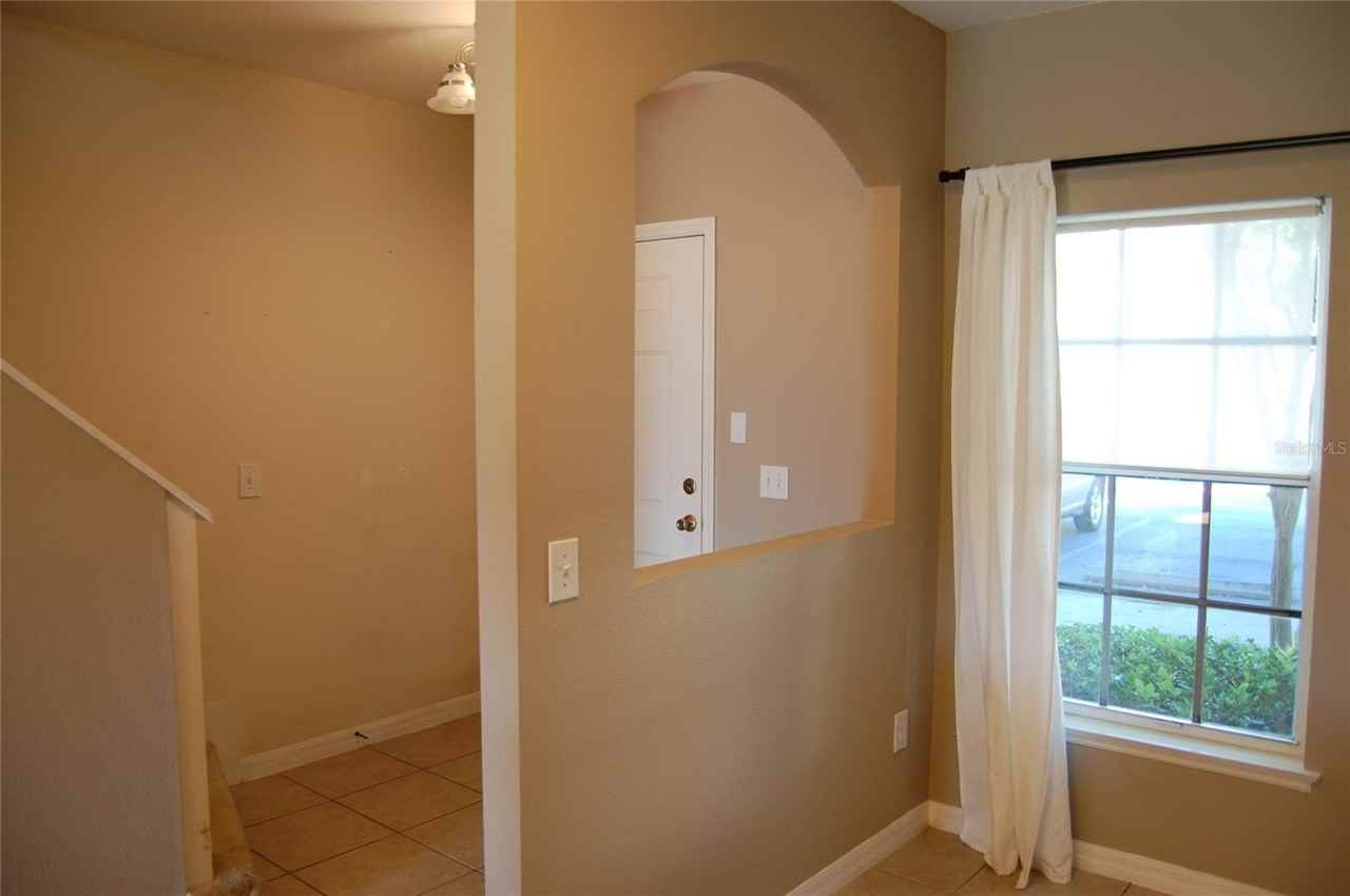 423 Wilton Cir - Photo 3 of 21