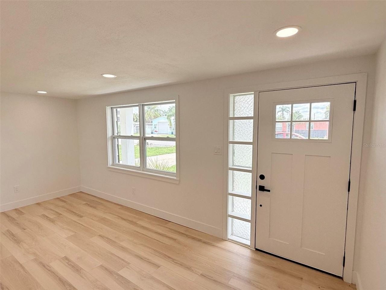 13617 Frances Ave - Photo 3 of 27