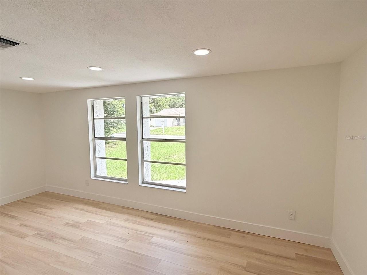 8512 Longboat Ln - Photo 3 of 38