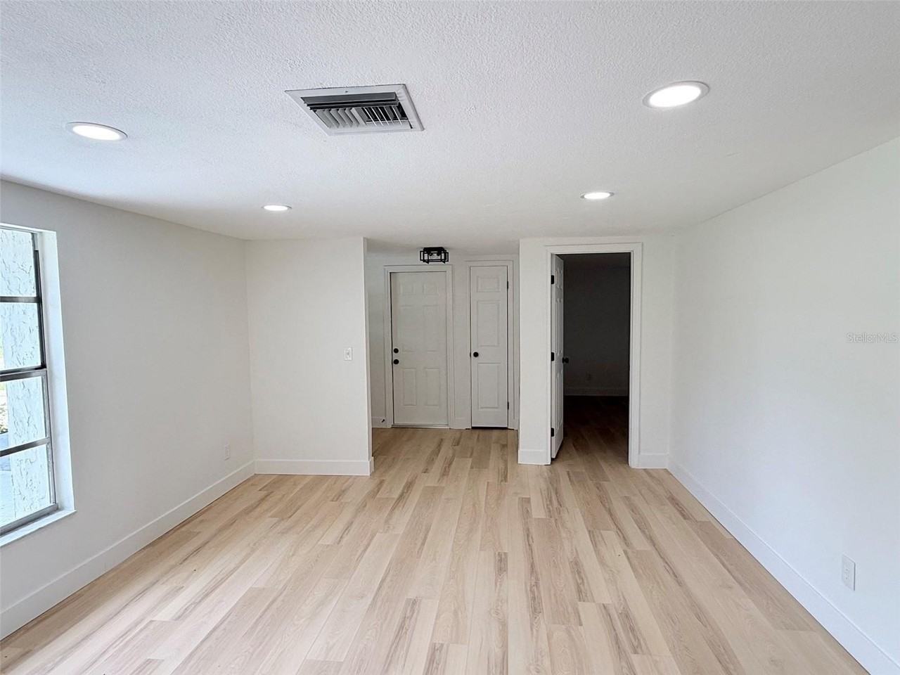 8512 Longboat Ln - Photo 4 of 38