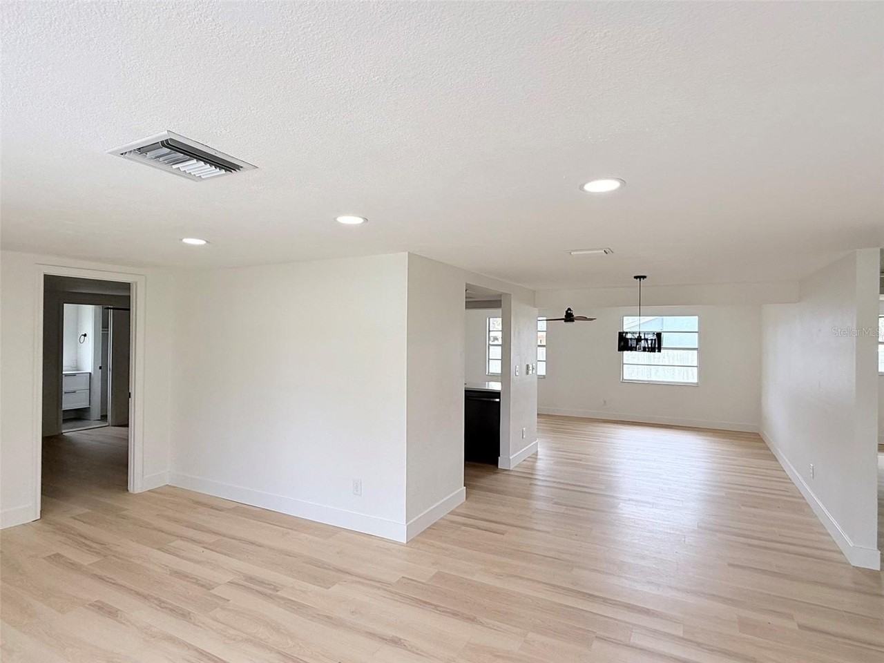 8512 Longboat Ln - Photo 5 of 38